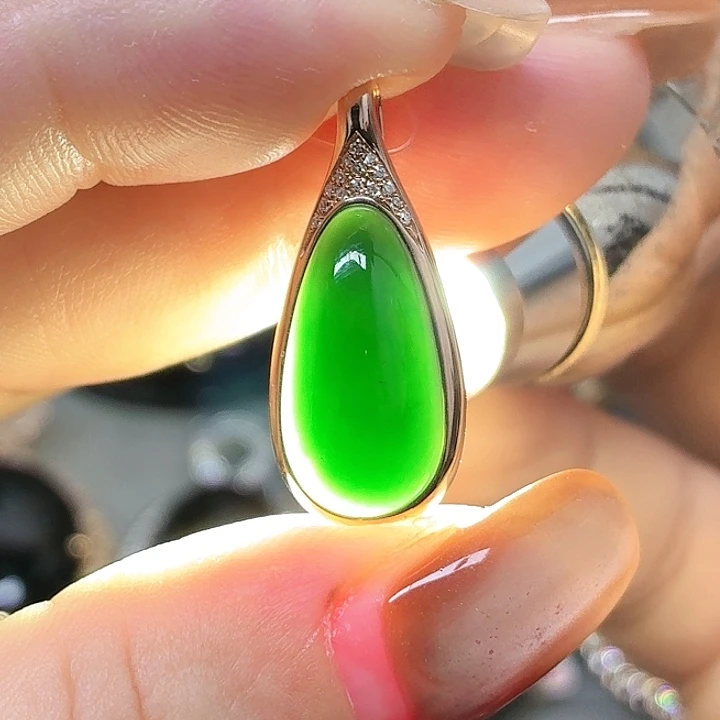 翡翠18K金镶嵌颈饰