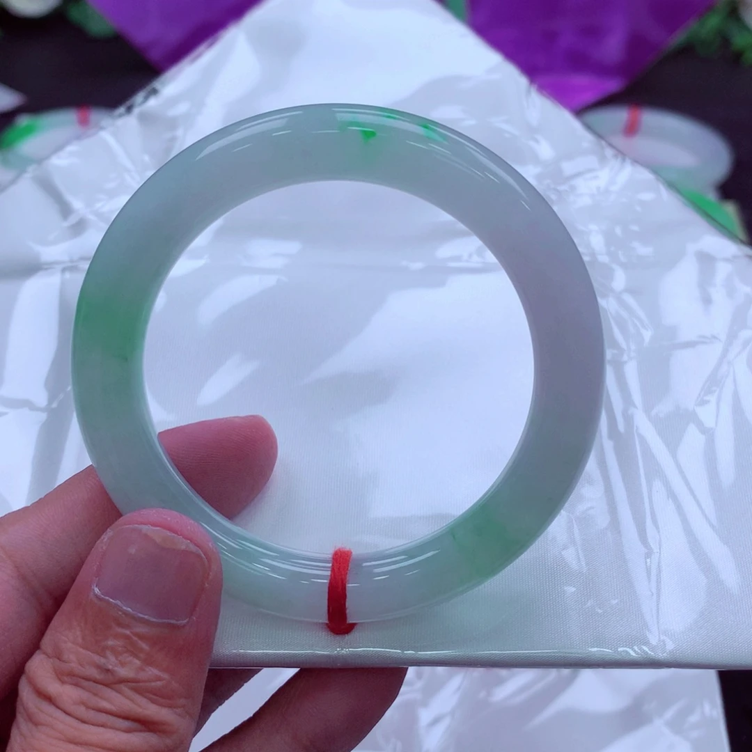 栀***。翡翠未镶嵌手镯翡翠