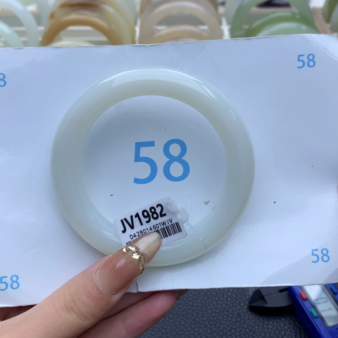 绿***姐和田玉手镯未镶嵌