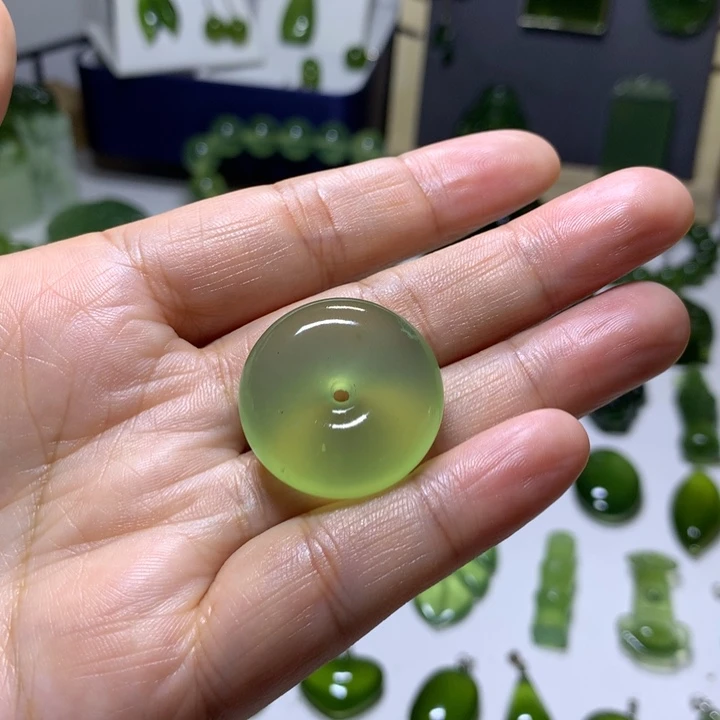 岫玉未镶嵌颈饰吊坠