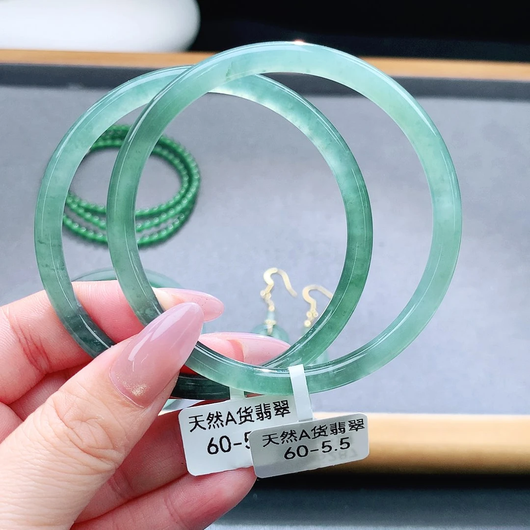 未镶嵌手镯（圆镯）翡翠