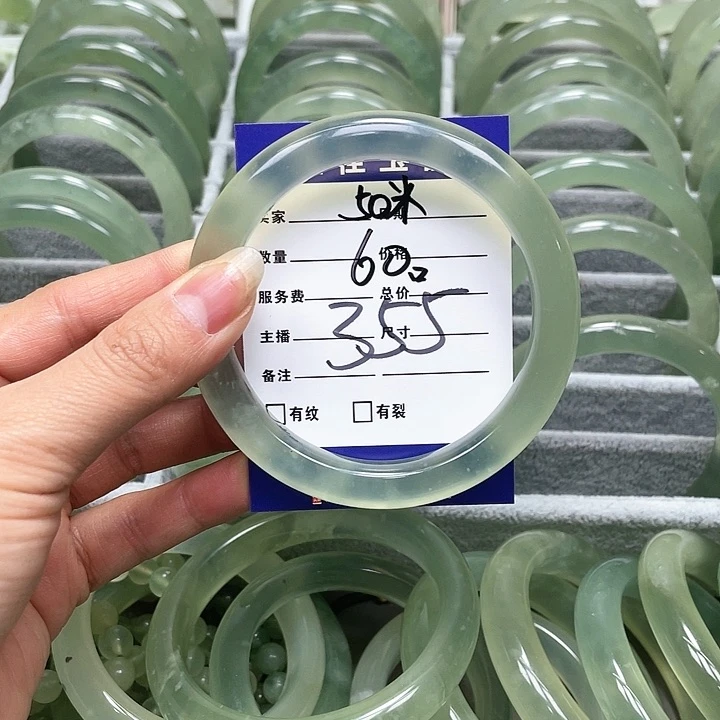 蛇纹石玉手镯未镶嵌。