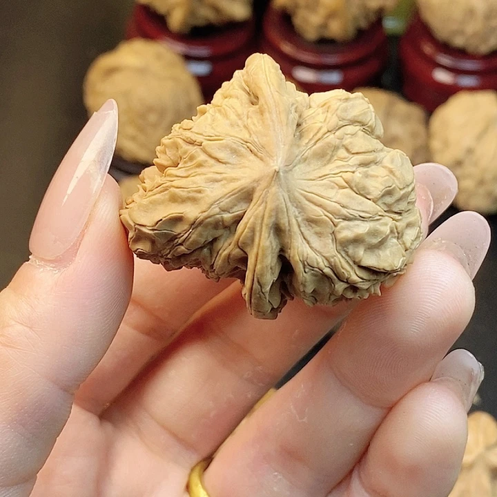 鲁***吃文玩核桃吊坠瑕疵单只不退不换