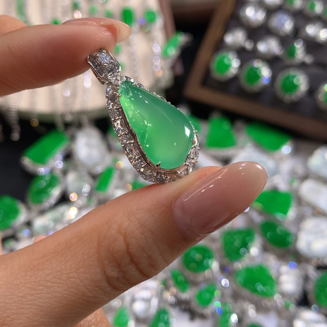 翡翠18K金镶嵌颈饰福瓜