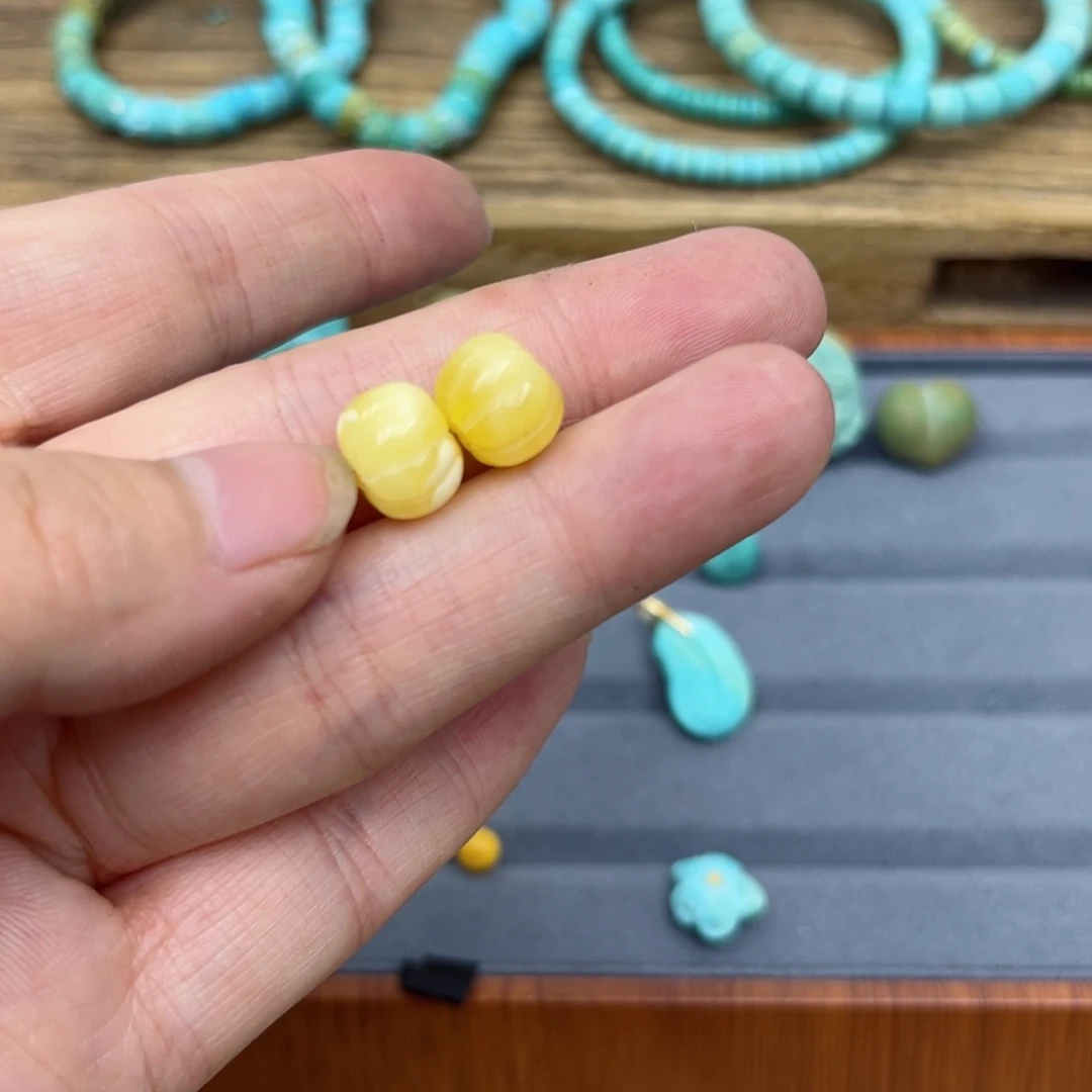 琥珀裸石未镶嵌雕刻