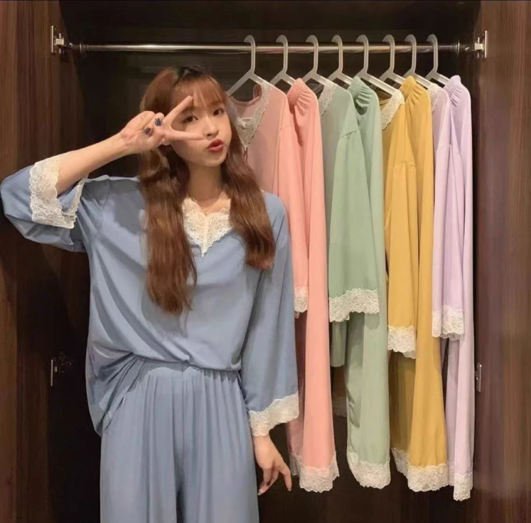 女款花边睡衣套装。