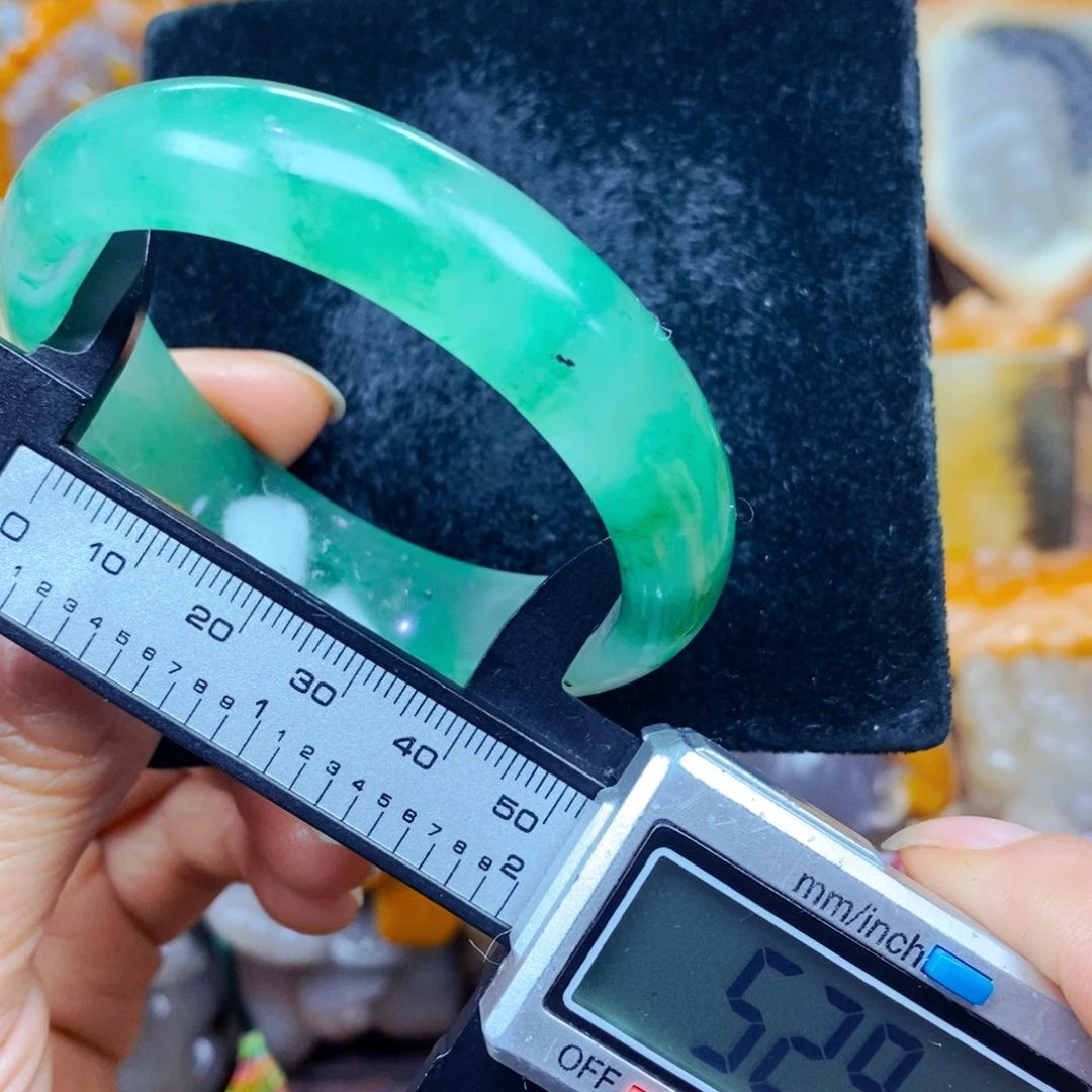 未镶嵌石英质玉（黄龙玉）颈饰