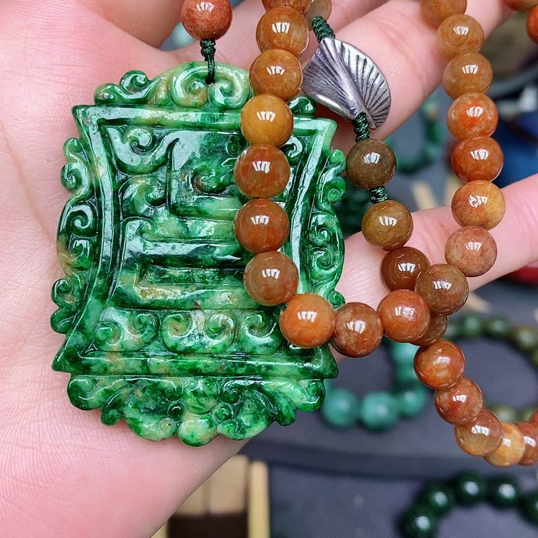 翡翠颈饰未镶嵌漂亮美眉