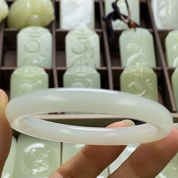 昆仑石手镯丽丽丽