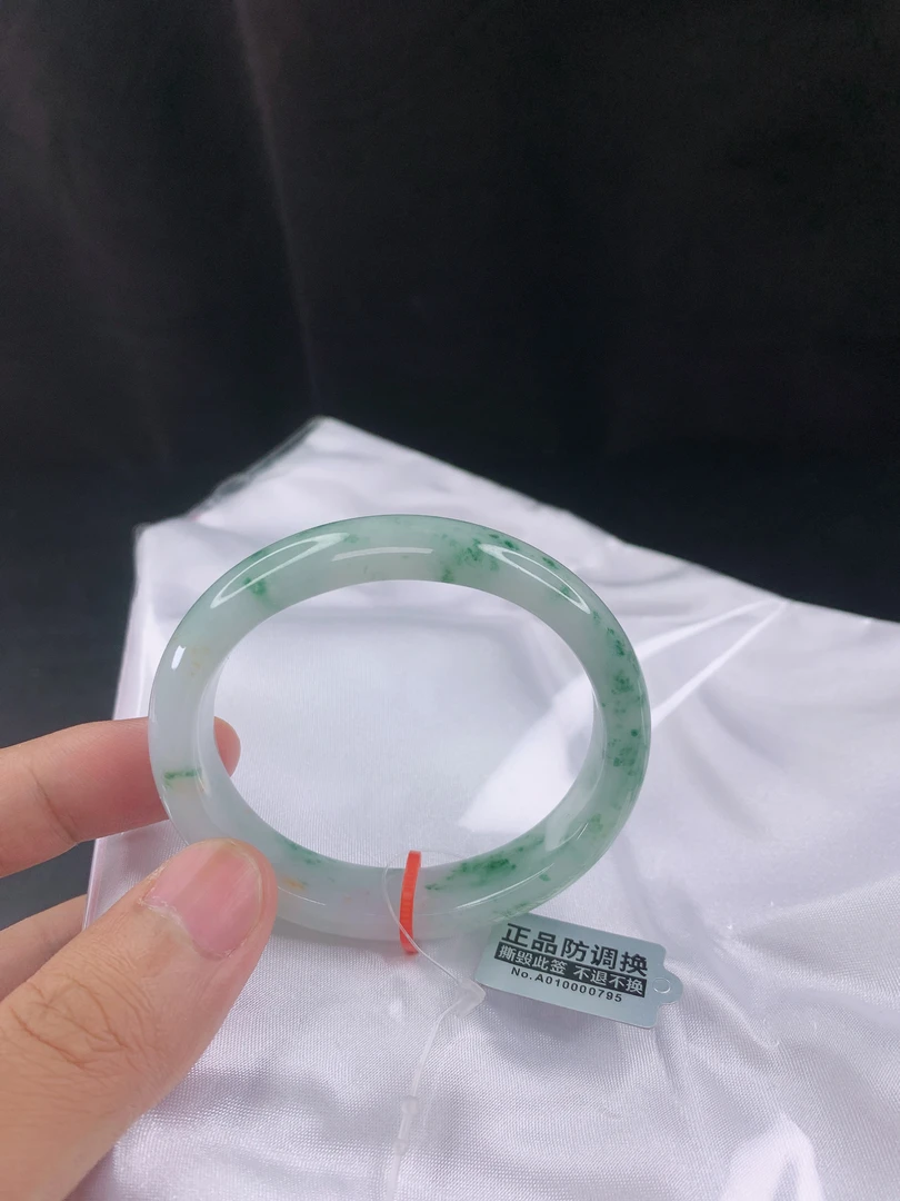 贵妃手镯54.9圈口，蓝绿色飘花均匀半边胶润，天然缅甸翡翠手镯A货