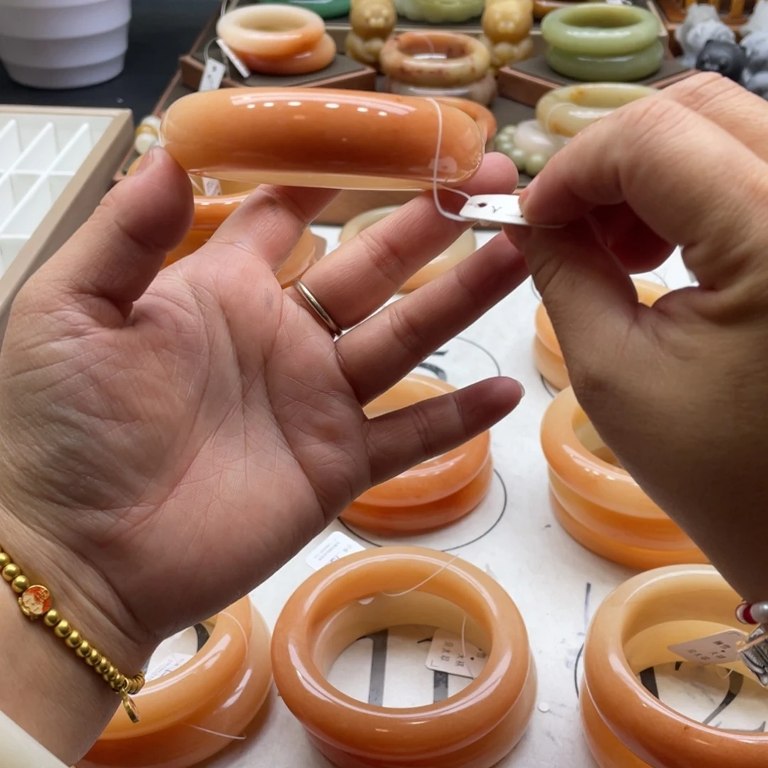 小***嘎石英岩玉未镶嵌手镯