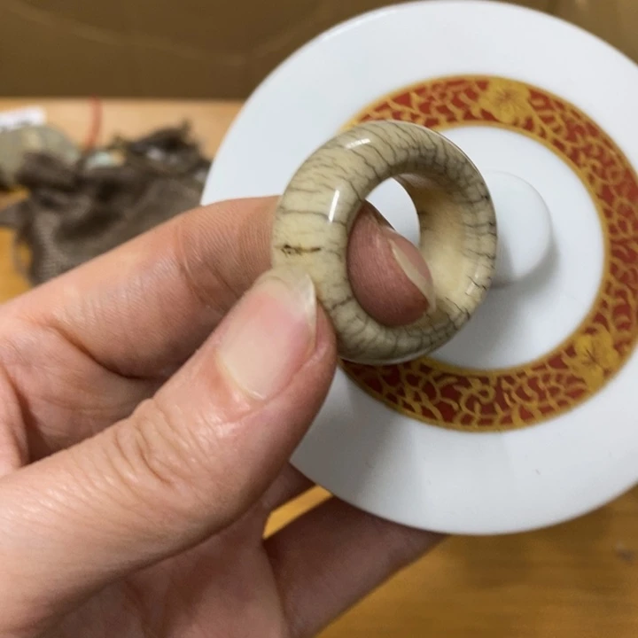 瓷片哈中工工艺品一件