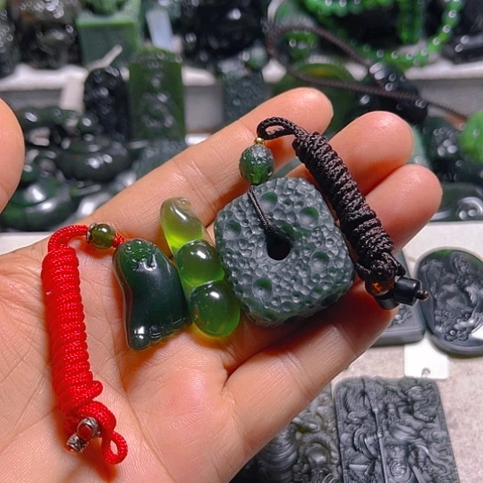 蛇纹石玉未镶嵌颈饰紫*