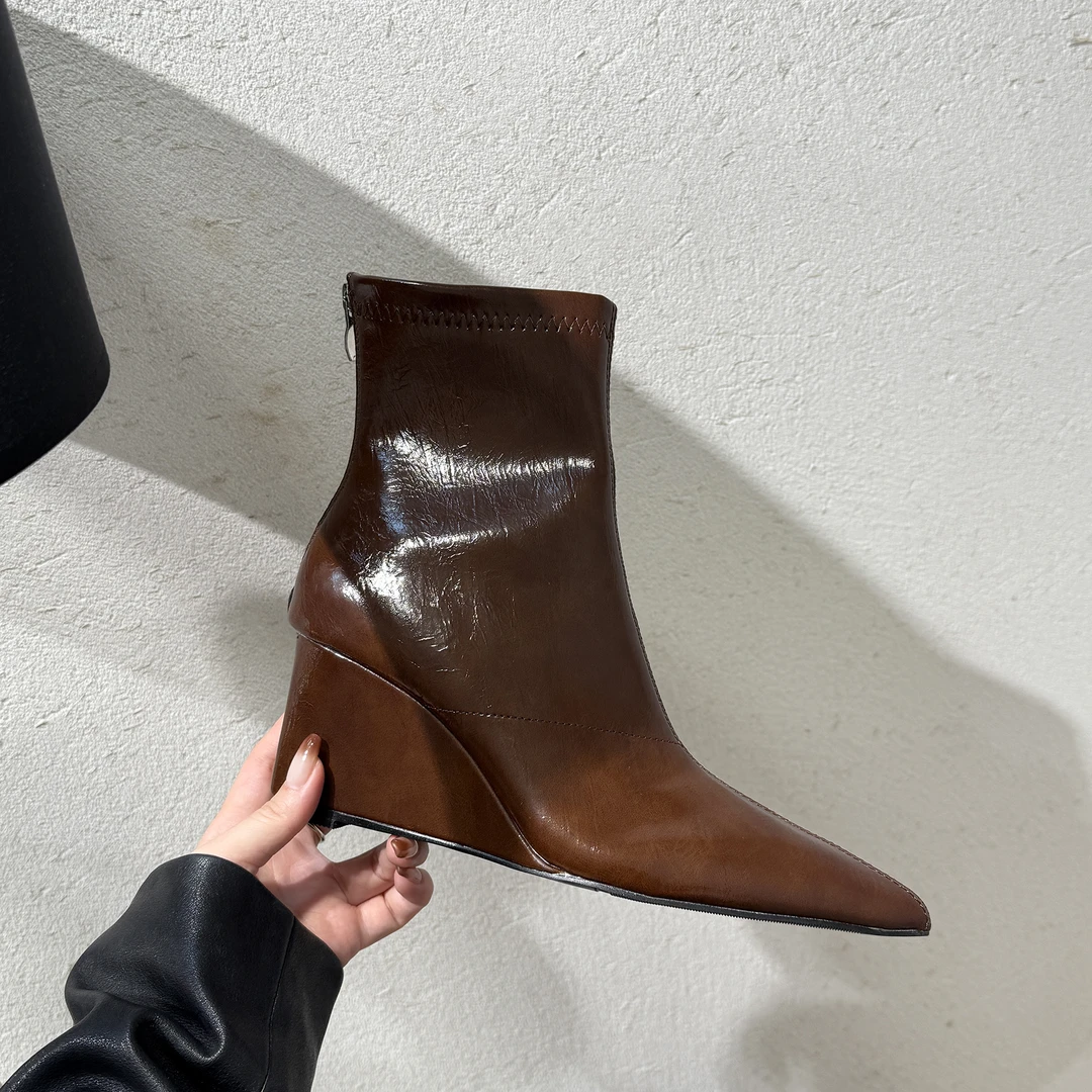 秋冬新款辣妹尖头增高坡跟短靴女时髦气质高跟瘦瘦靴美拉德靴子