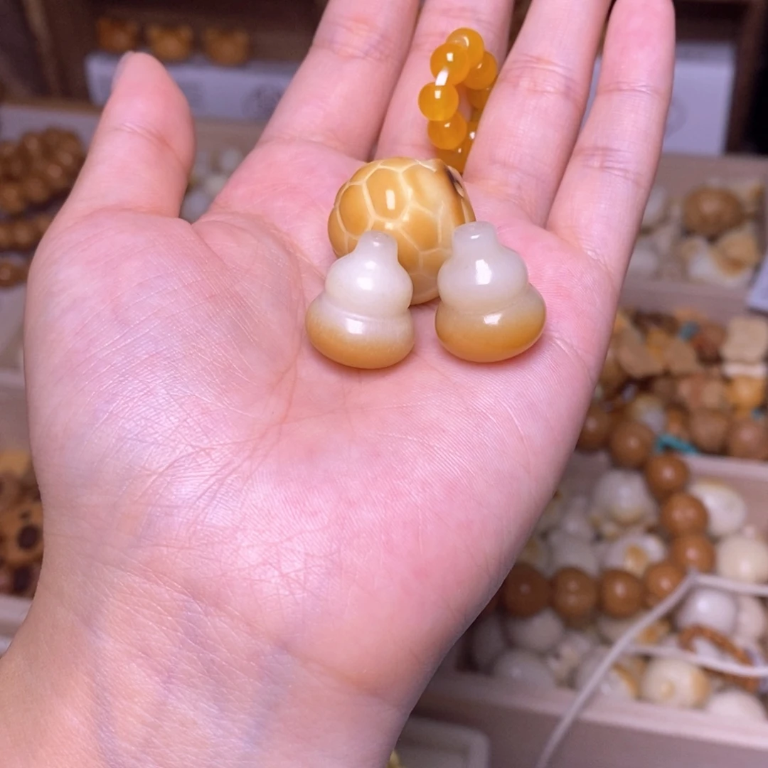 清***風吊坠猴头核桃富甲，葫芦2，8黄琉璃珠
