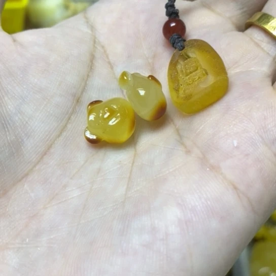 蜜蜡未镶嵌裸石吊坠