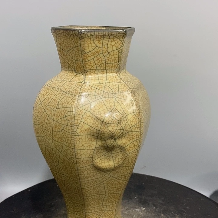 哥窑嘟噜瓶造型美观
