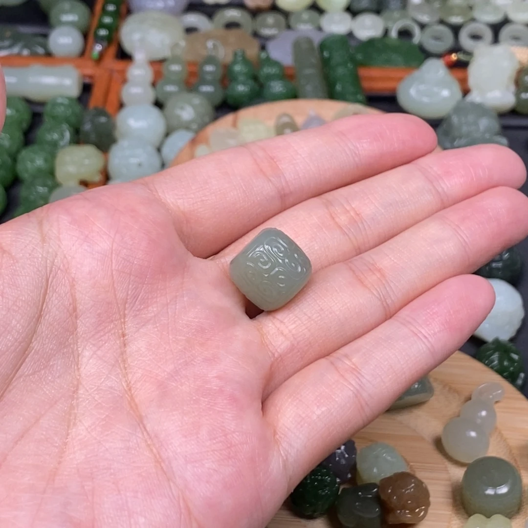 吃****颈饰未镶嵌和田玉