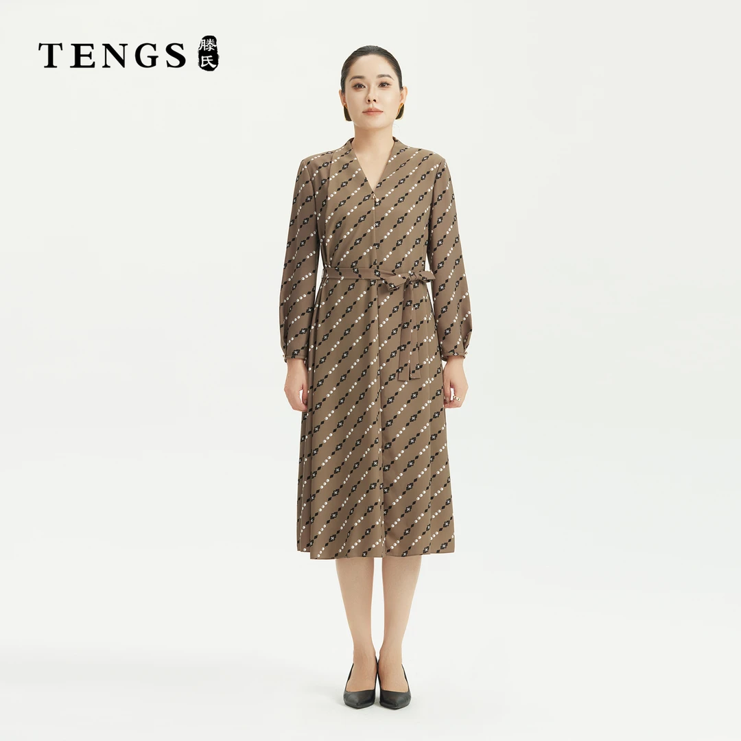 TENGS滕氏女装秋冬新款时尚logo印花优雅气质V领连衣裙