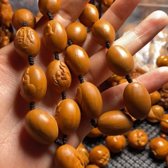 橄榄核吊坠无相佛手持