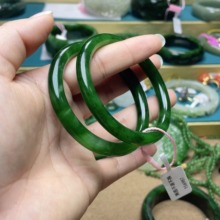 和田玉手镯55+圈口。编号85未镶嵌ㅤ**