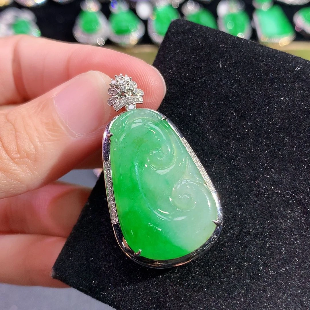 翡翠18K金镶嵌颈饰