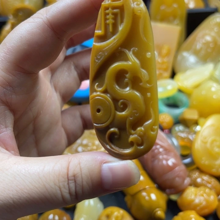 独***雪石英质玉未镶嵌颈饰