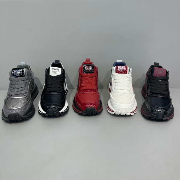 2025秋冬新款漆皮拼接低帮系带透气舒适软底时尚休闲运动潮流男鞋