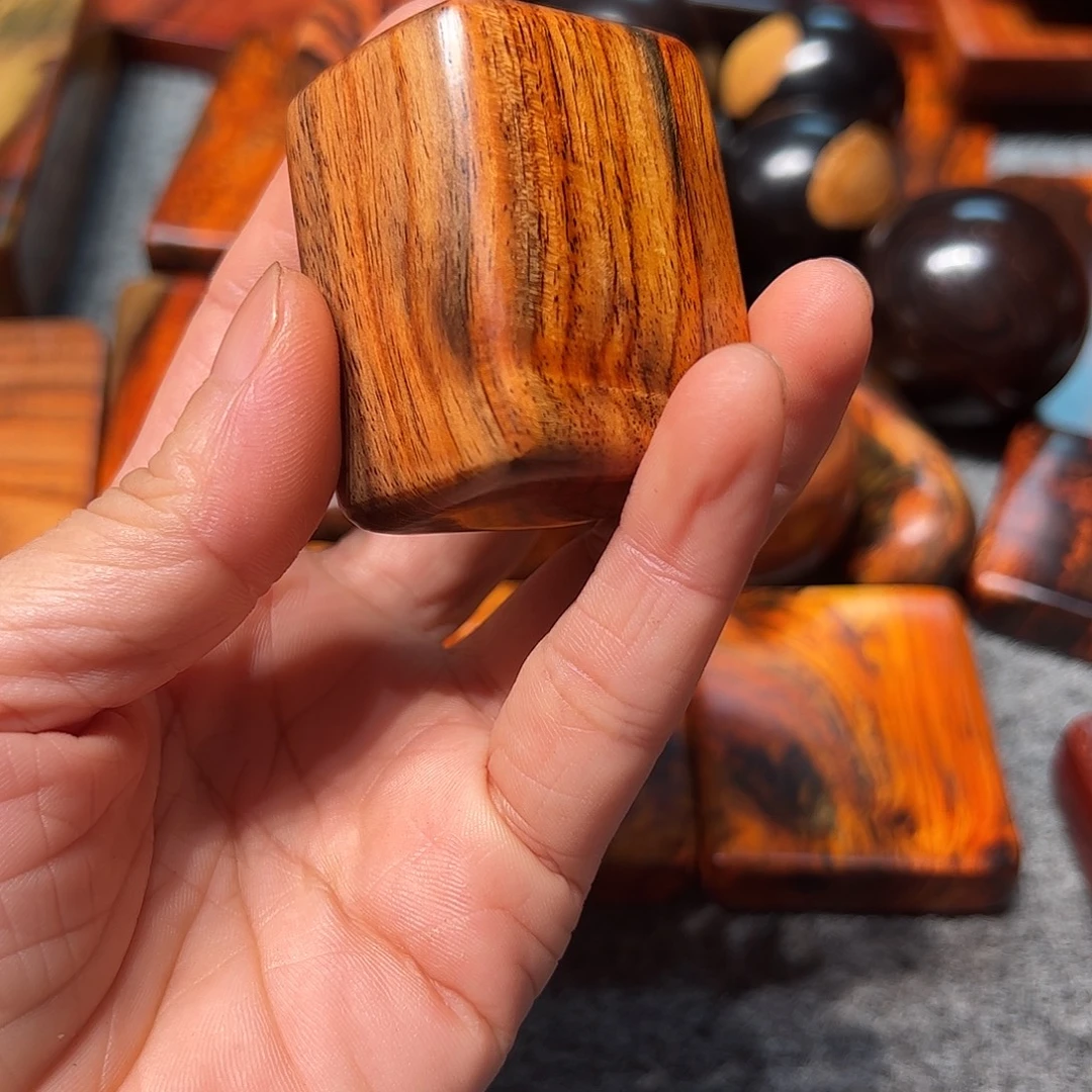 止***语交趾黄檀（大红酸枝）