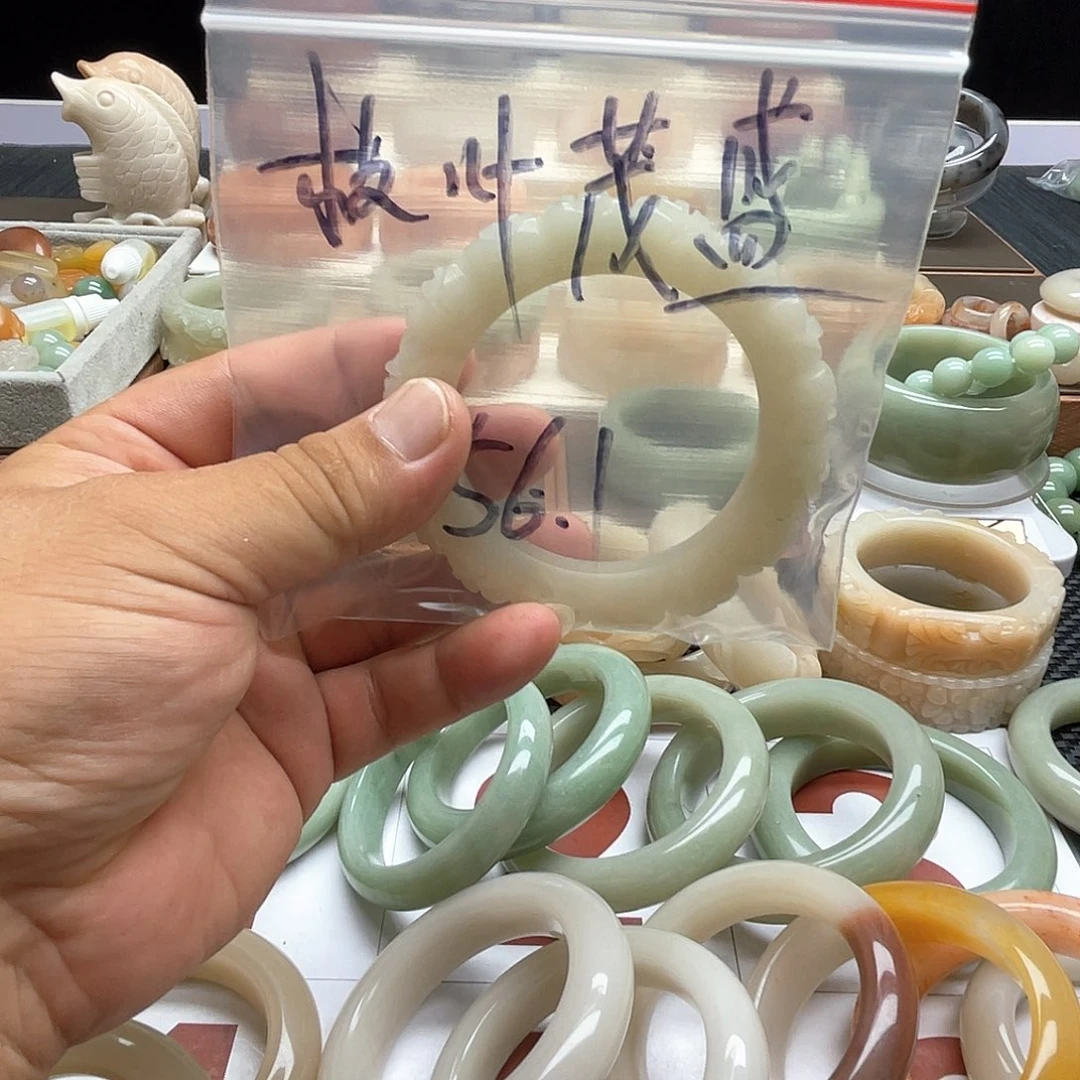 枝***盛石英质玉（佘太翠）手镯未镶嵌