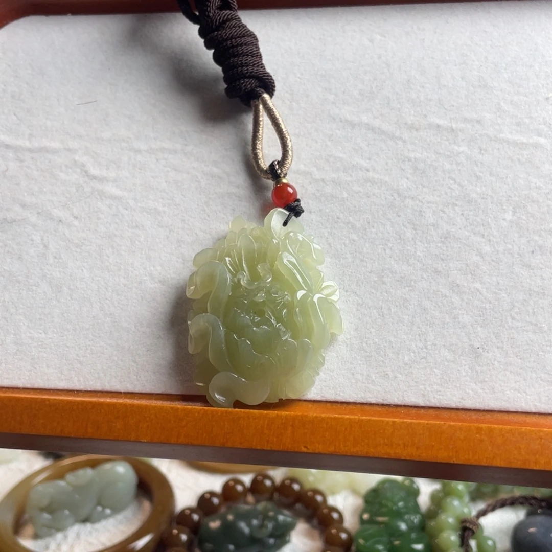 和田玉未镶嵌颈饰花