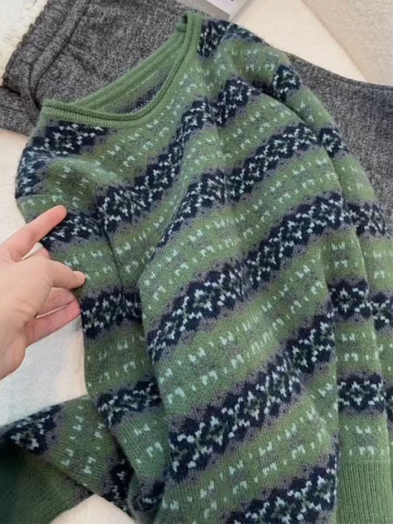 绿色圆领时髦小众设计感针织衫女2025秋冬新款软糯百搭打底衫毛衣