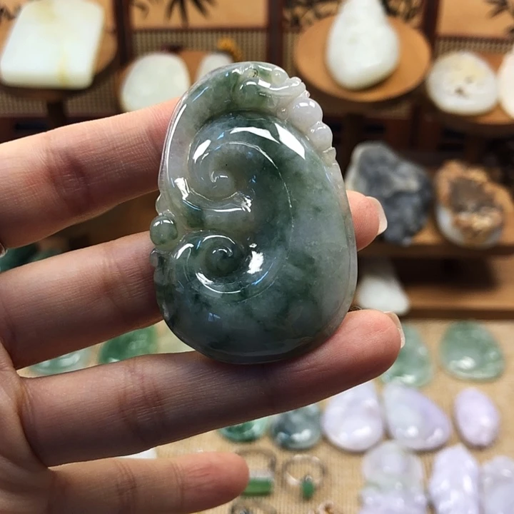 翡翠未镶嵌颈饰飘花翡翠如意吊坠