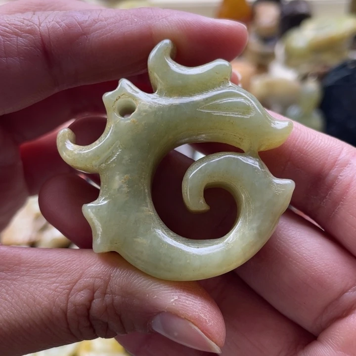 蛇纹石玉颈饰未镶嵌
