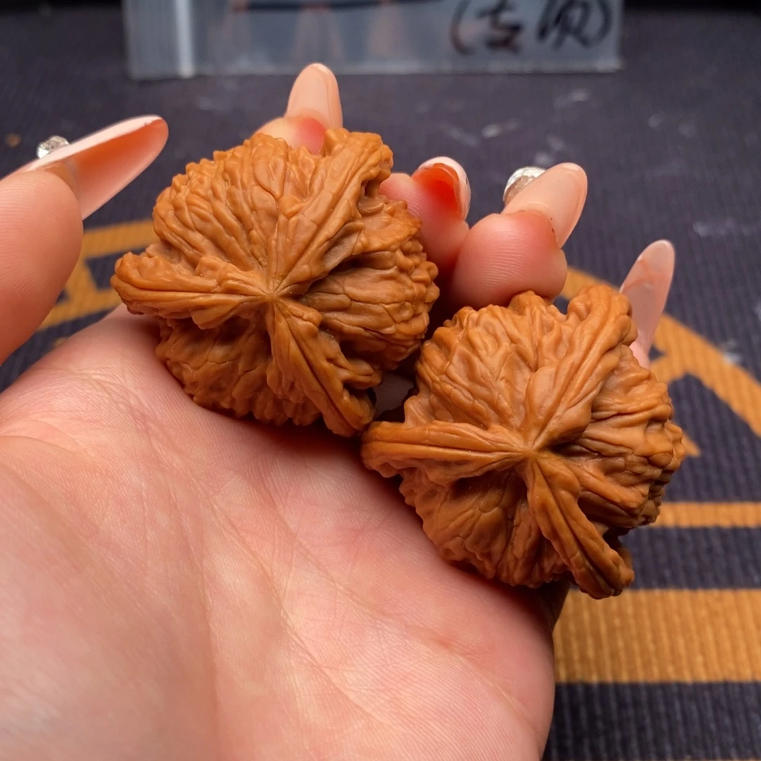 满***红文玩核桃吊坠白狮子