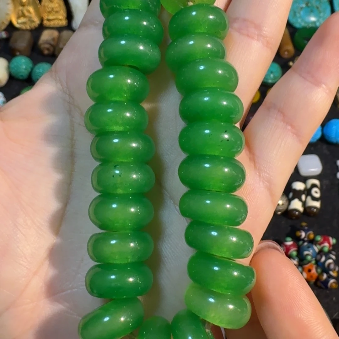 翡翠未镶嵌颈饰佩戴