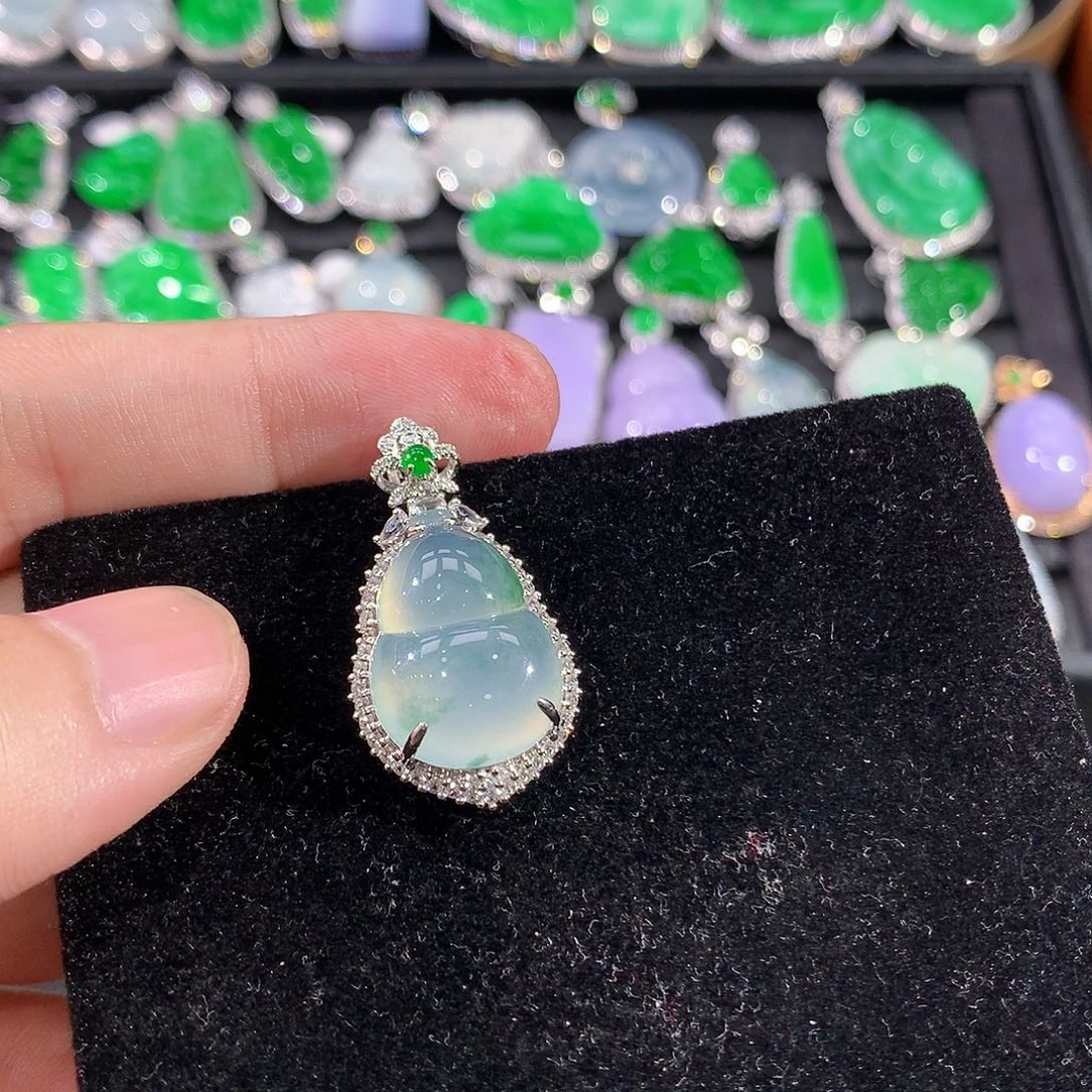 翡翠18K金镶嵌颈饰