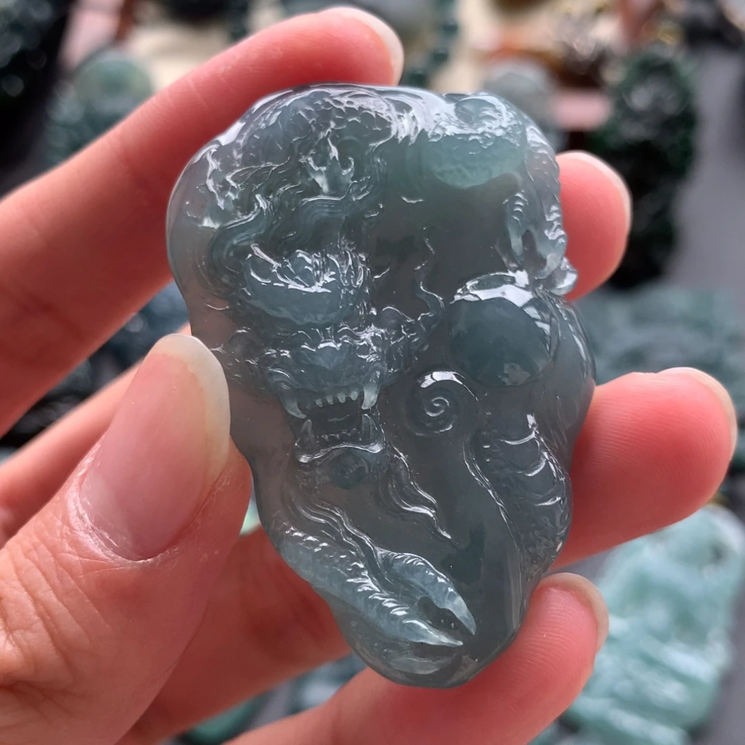 翡翠未镶嵌颈饰龙