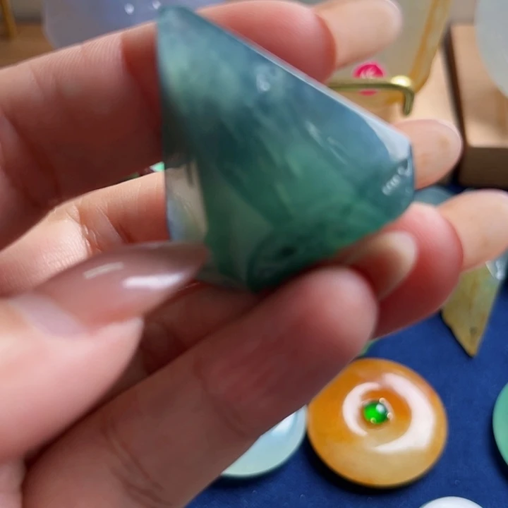 翡翠未镶嵌颈饰裸石