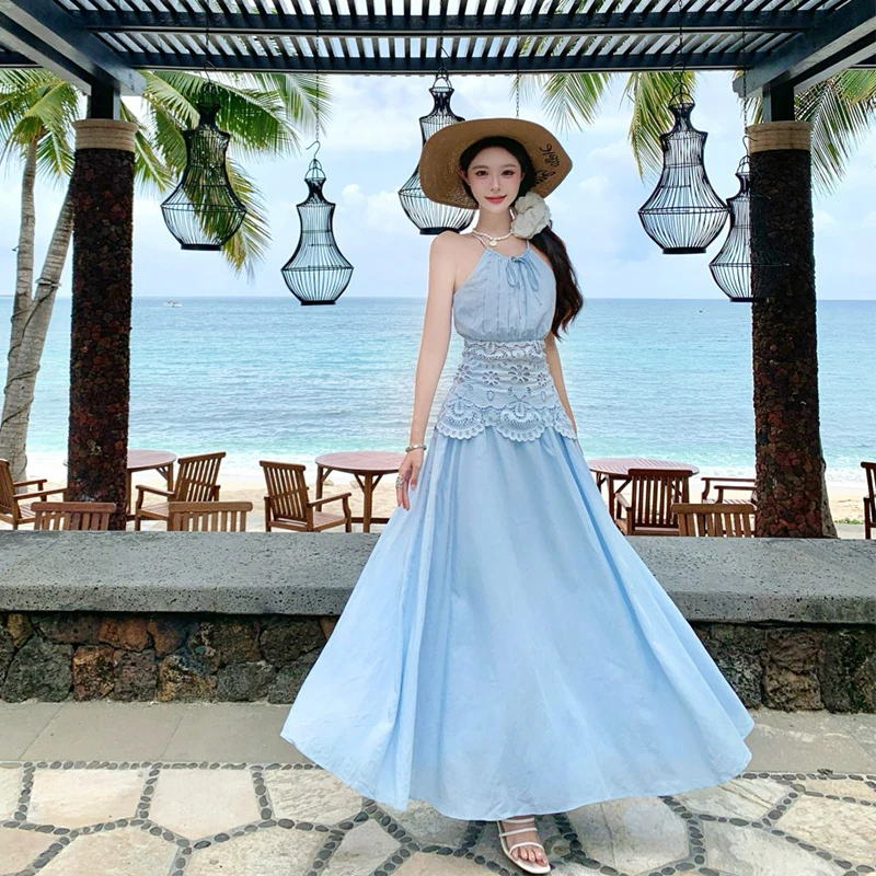 纯欲风海边度假挂脖吊带连衣裙女夏刺绣气质修身蓝色长裙旅游裙子