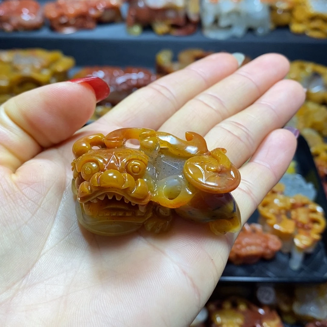 石英质玉（黄龙玉）未镶嵌颈饰