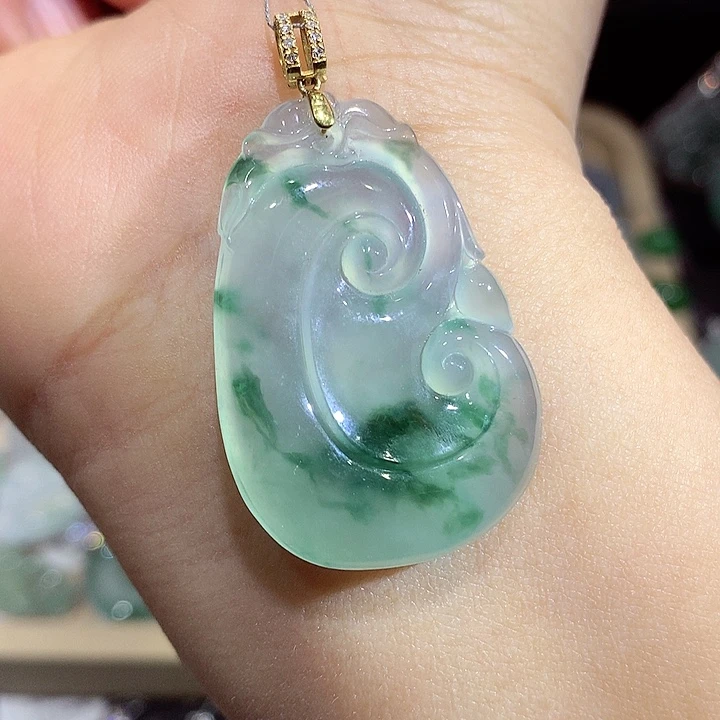 翡翠18K金镶嵌颈饰