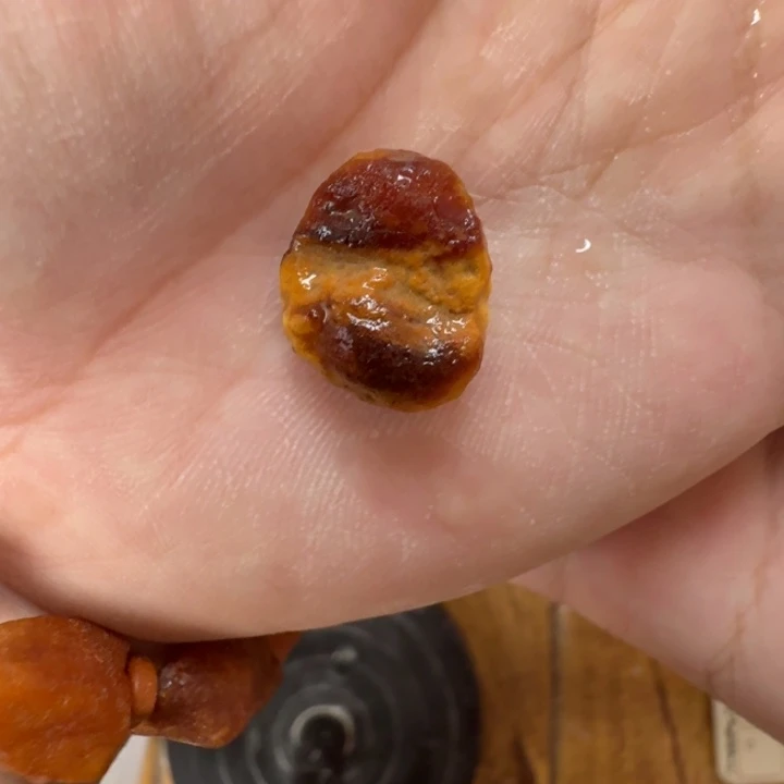 琥珀未镶嵌裸石1.2克