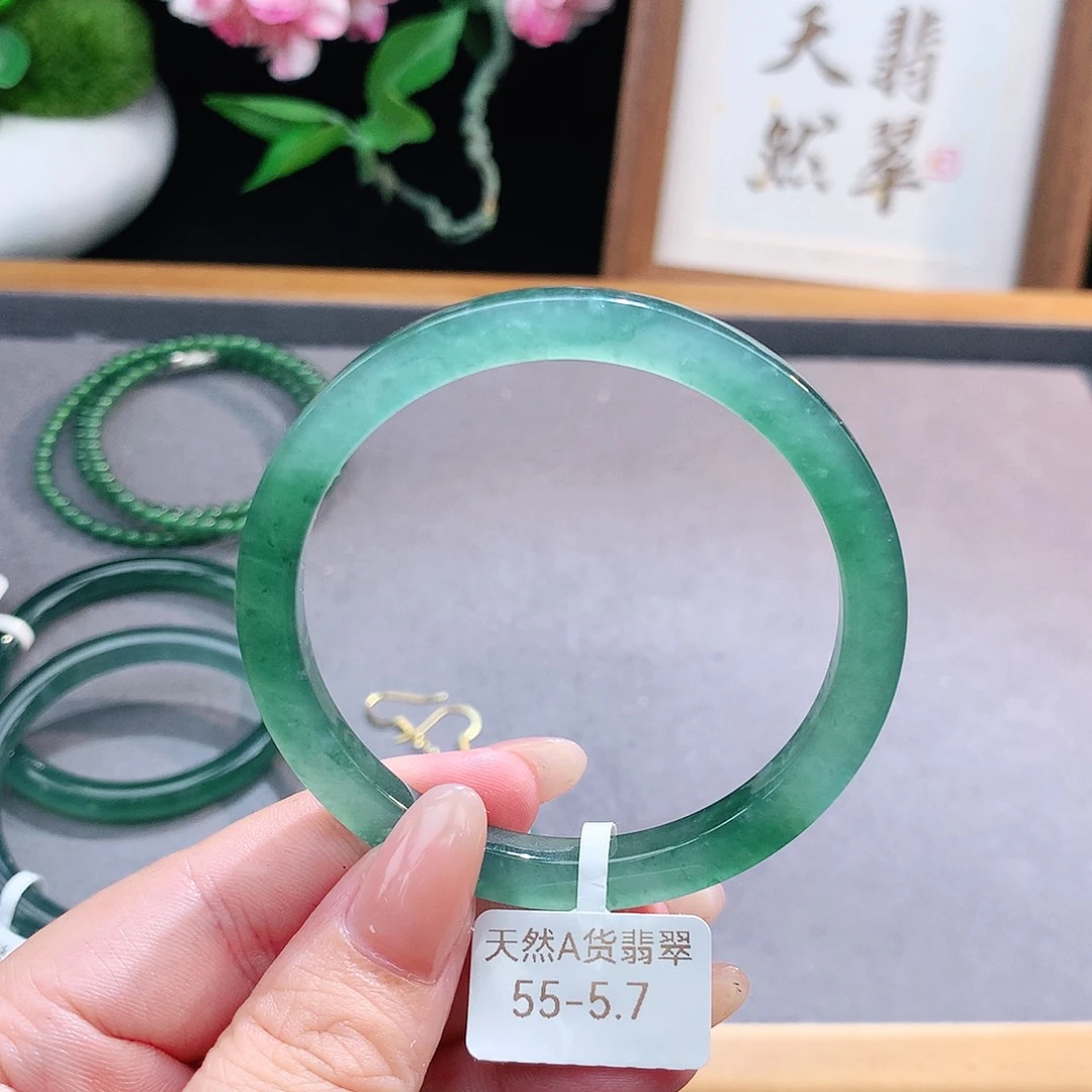 未镶嵌手镯（圆镯）翡翠