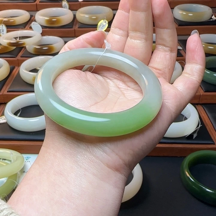 和田玉未镶嵌手镯