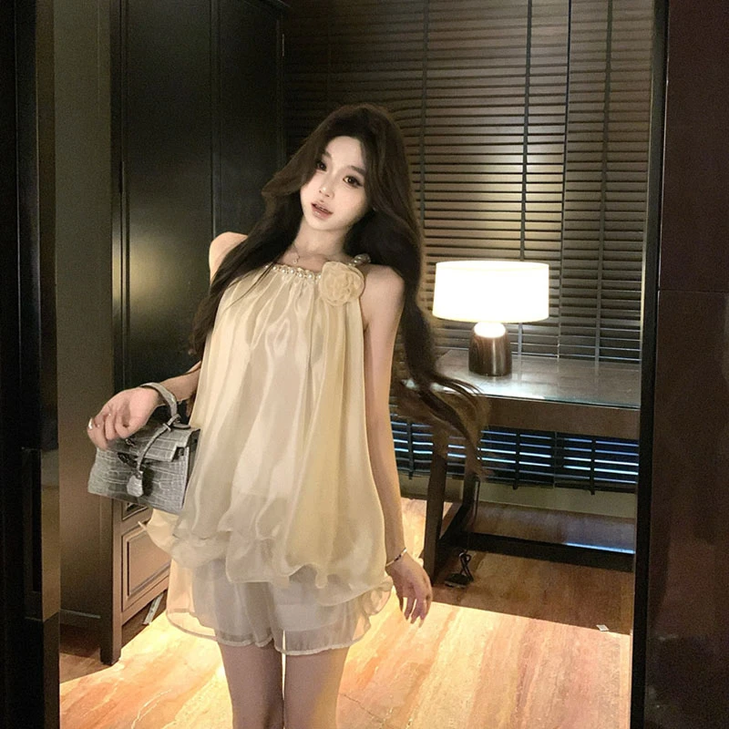 夏季新款法式珍珠挂脖雪纺设计感无袖遮肉裙摆上衣+高腰短裤套装