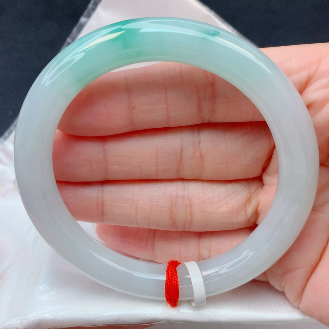 翡翠未镶嵌手镯57.7圆条 飘抹果阳绿有纹