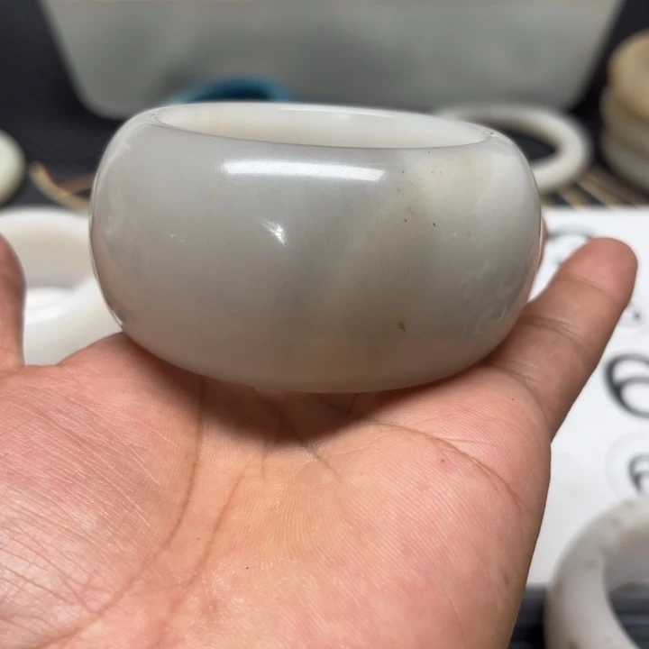 一***光石英质玉未镶嵌手镯