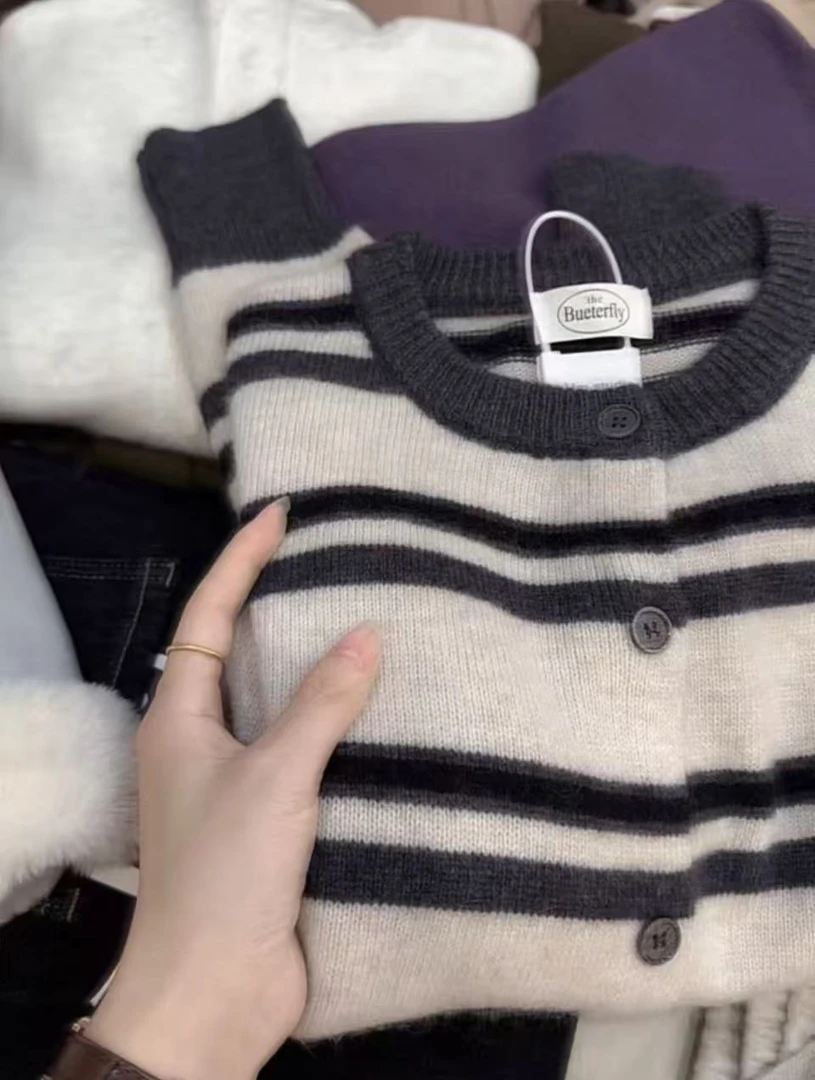 七言家巨好看 #韩系米灰条纹撞色软糯毛衣开衫3337@