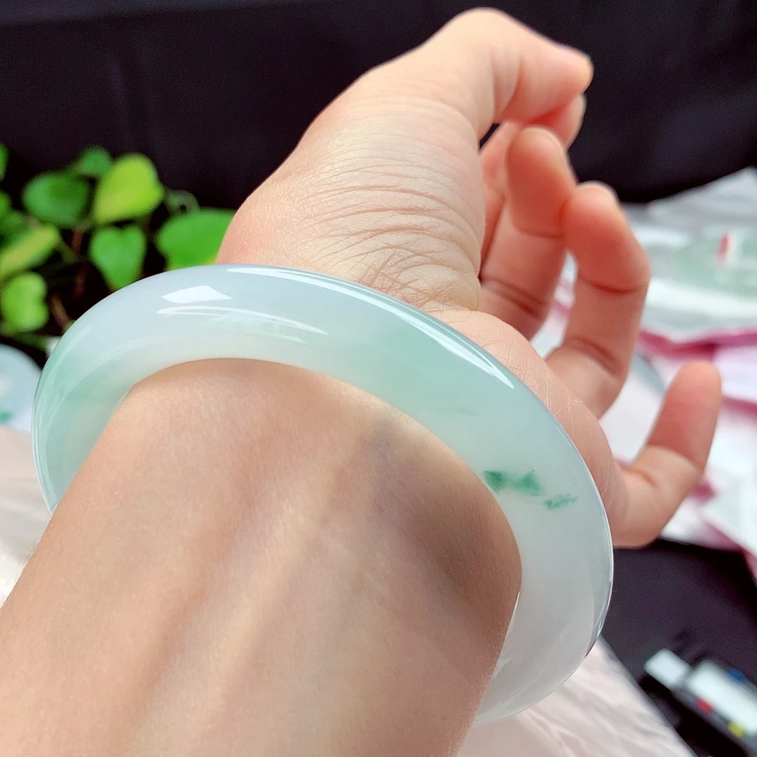 翡翠未镶嵌手镯有灵魂的圆条飘花